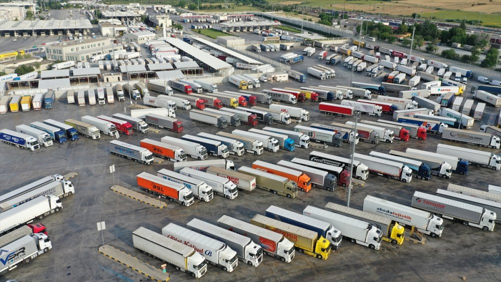 Tır şoförü baba ve iki oğlu, denk geldikleri Kapıkule'de bayramlaştı