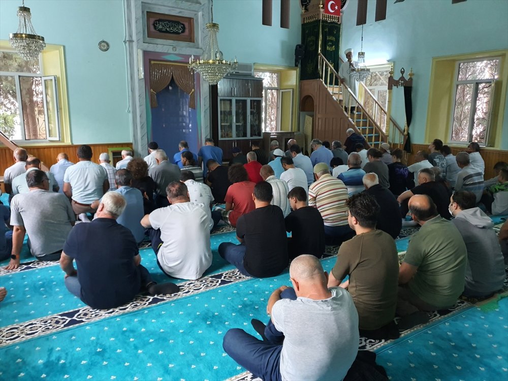 Yeniden Refah Partisi Genel Başkanı Erbakan, bayram namazını Balıkesir'de kıldı