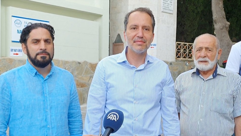 Yeniden Refah Partisi Genel Başkanı Erbakan, bayram namazını Balıkesir'de kıldı