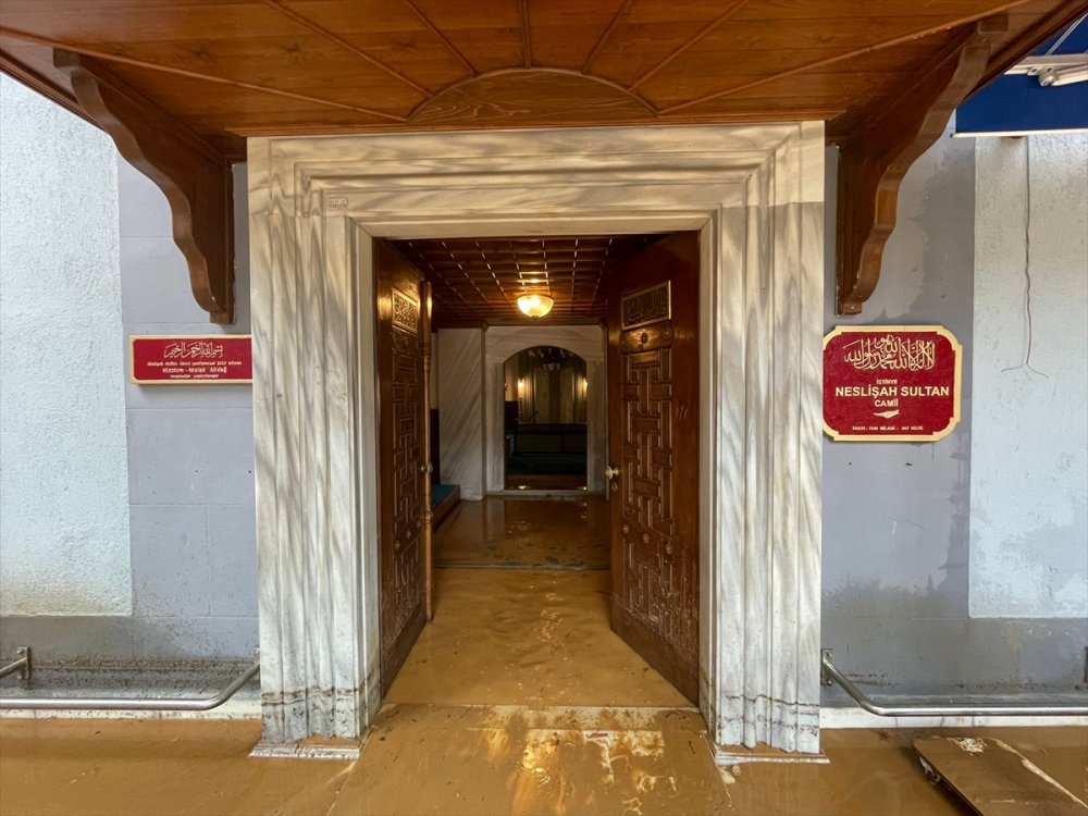 İstanbul'daki yağışta Sarıyer'deki bir camiyi su bastı