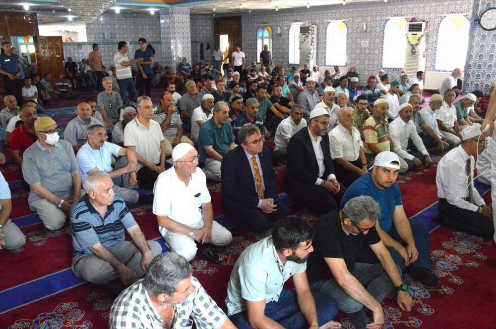 Sakarya'da bir imam cuma hutbesini ay-yıldızlı cübbe ve sarıkla okudu