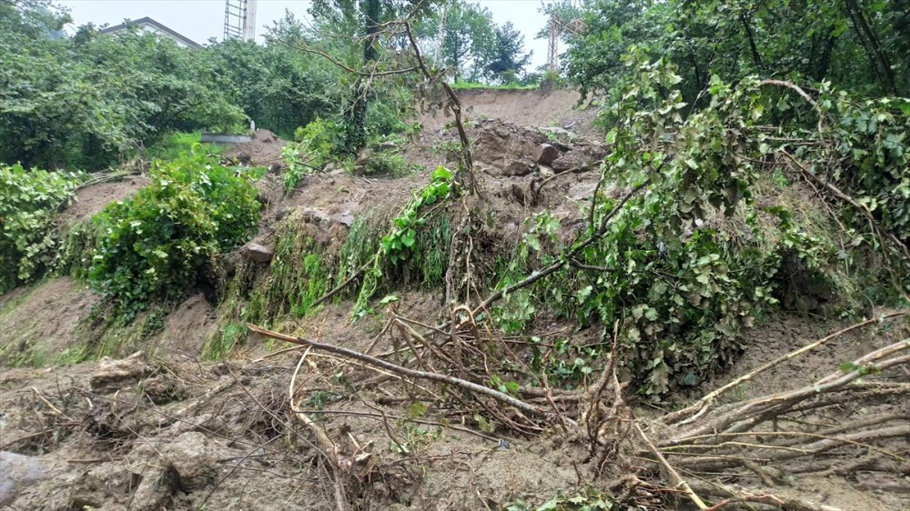 Ordu'da şiddetli yağış nedeniyle heyelan riski bulunan evdekiler tahliye edildi
