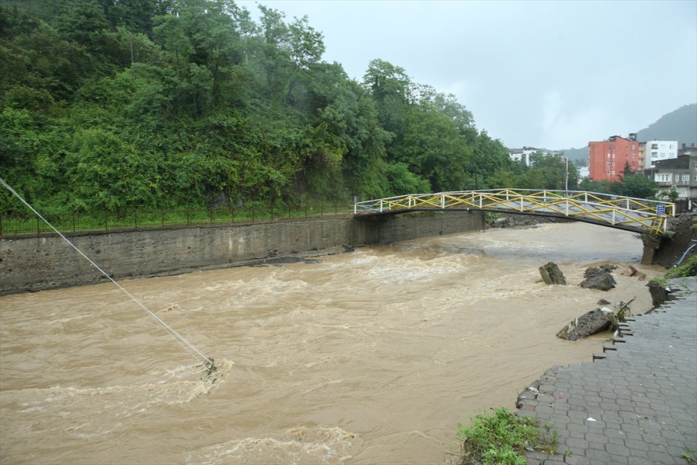 Ordu'da şiddetli yağış nedeniyle heyelan riski bulunan evdekiler tahliye edildi