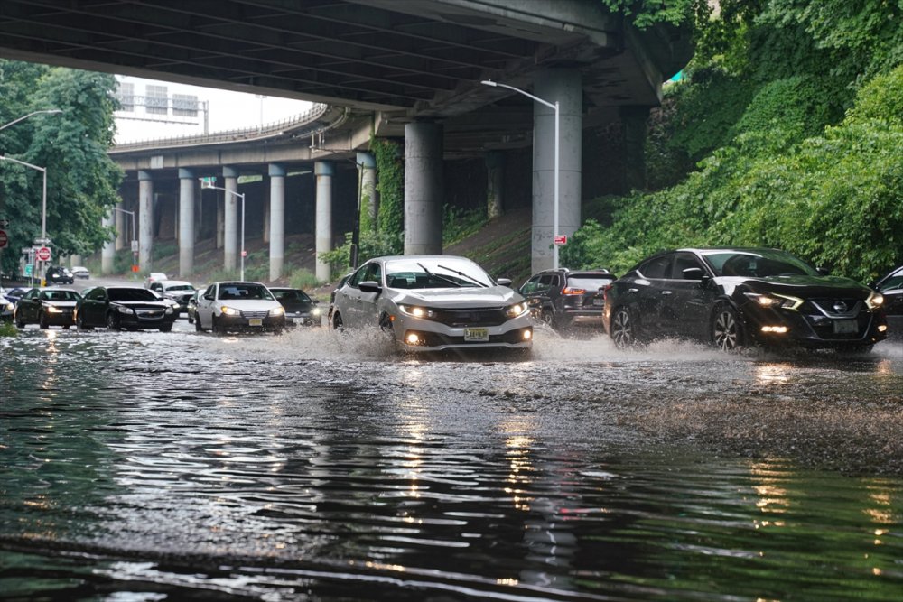 New York ve New Jersey eyaletlerinde su baskınları meydana geldi