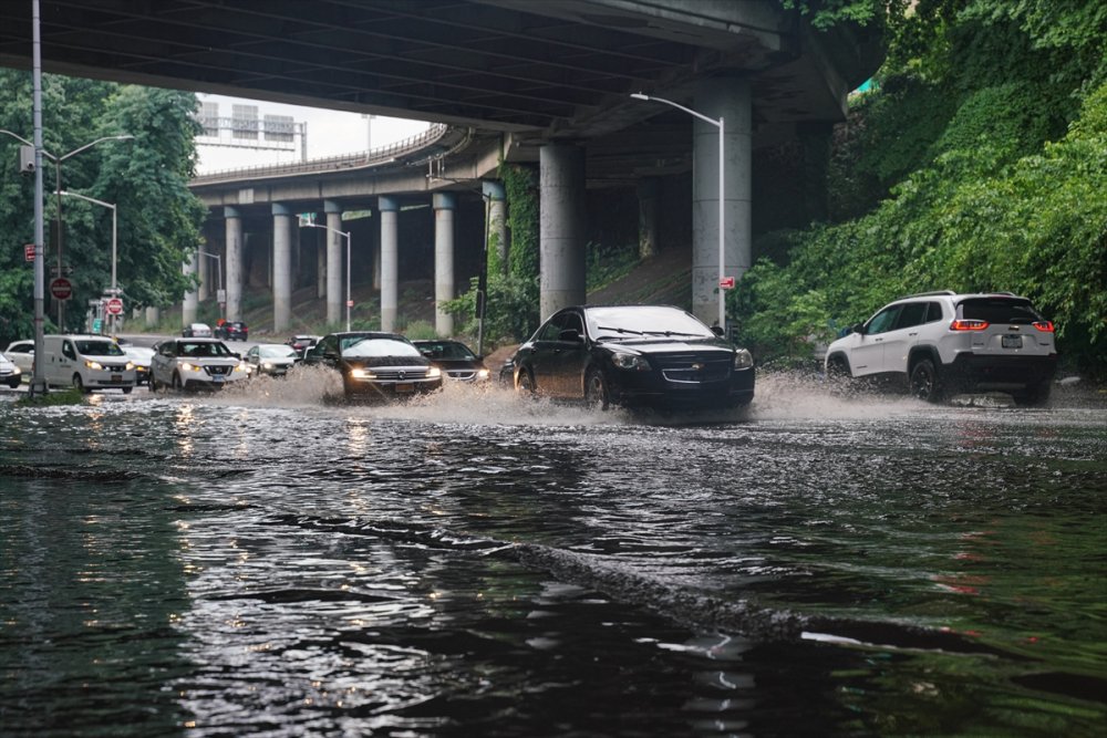 New York ve New Jersey eyaletlerinde su baskınları meydana geldi