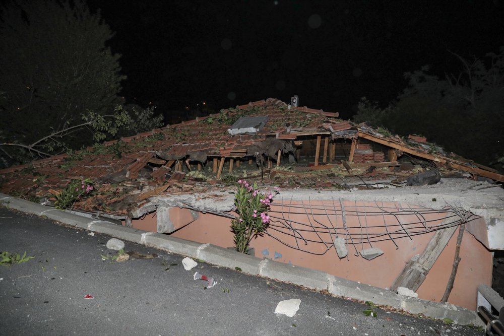 Sarıyer’de kamyon gecekondunun üzerine düştü, 4 kişi yaralandı