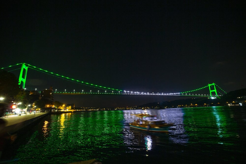 Fatih Sultan Mehmet Köprüsü Pakistan bayrağının renklerine büründü
