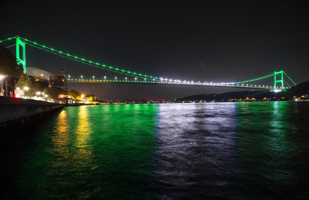 Fatih Sultan Mehmet Köprüsü Pakistan bayrağının renklerine büründü