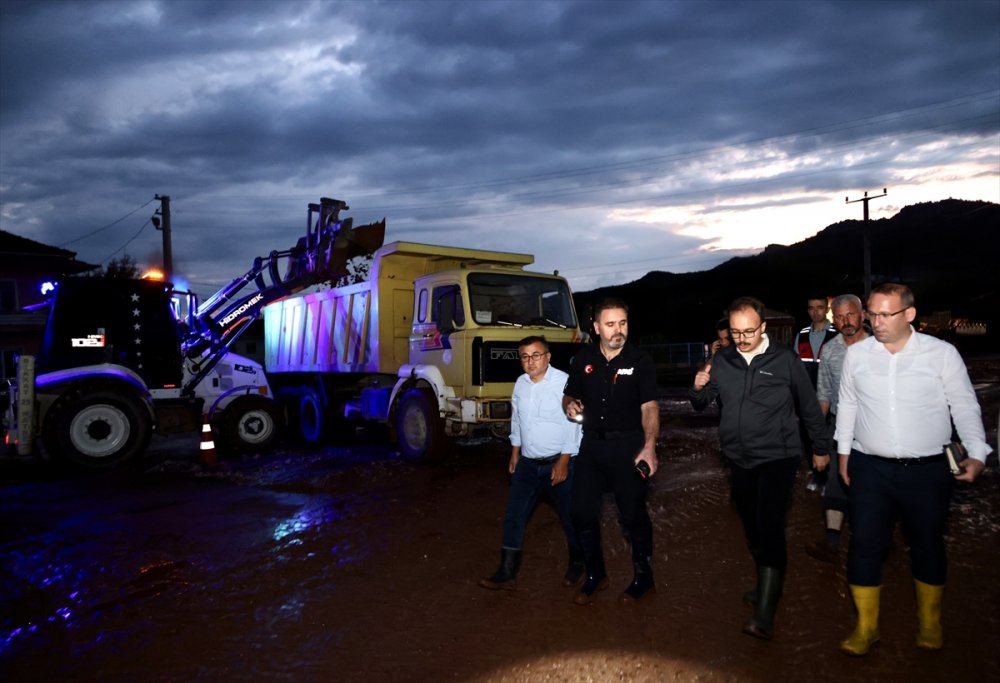 Bilecik'in bir köyünde sağanak ve taşkın hasara yol açtı