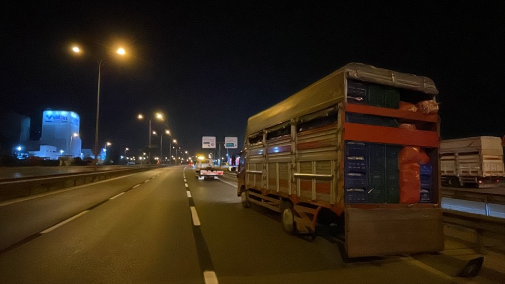 Kartal'da kamyona çarpan motosikletteki iki kişi öldü
