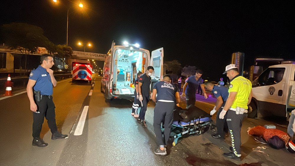 Kartal'da kamyona çarpan motosikletteki iki kişi öldü