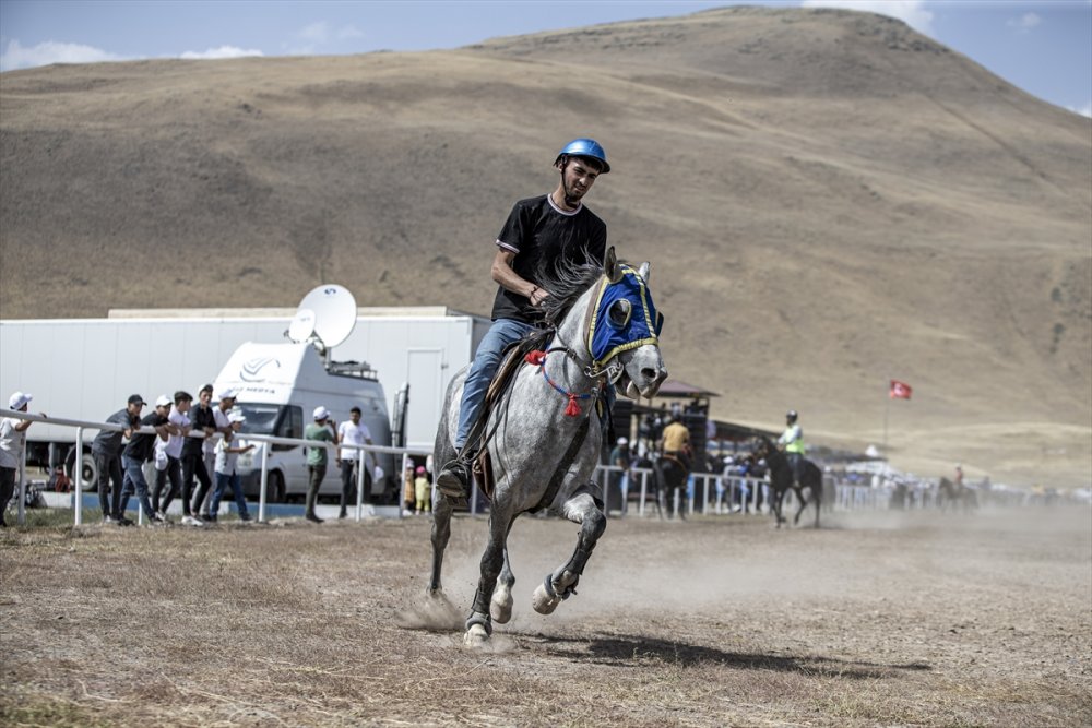 Erzurum'da "2. Geleneksel Rahvan At Yarışları" düzenlendi