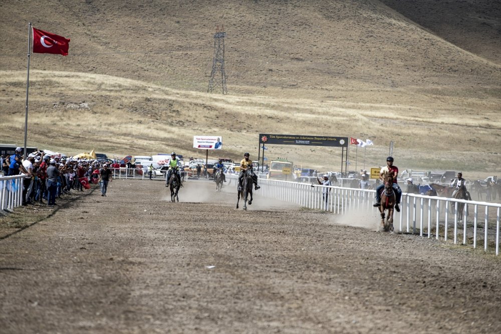 Erzurum'da "2. Geleneksel Rahvan At Yarışları" düzenlendi