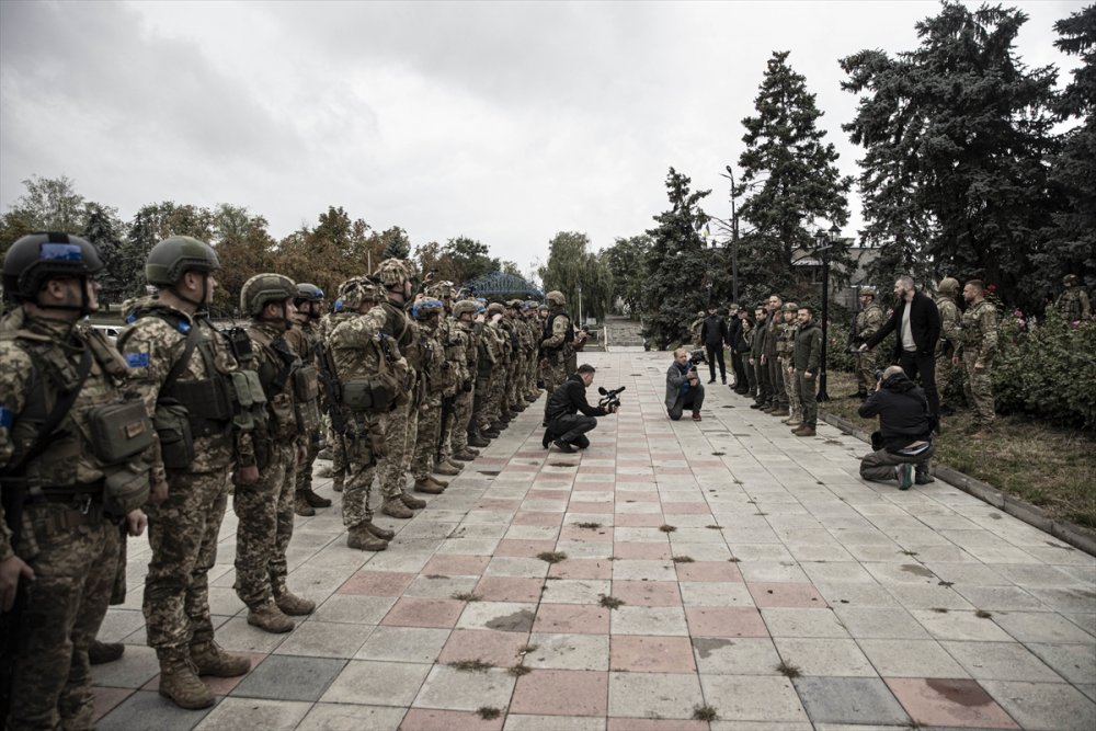 Zelenskiy, Rus güçlerinden geri alınan İzyum şehrini ziyaret etti