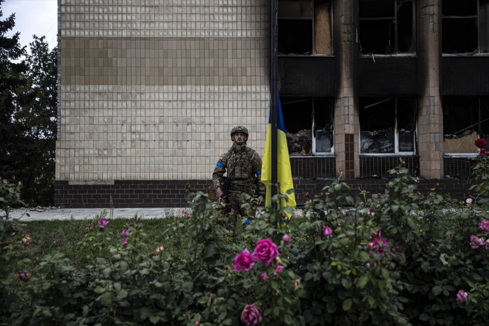 Zelenskiy, Rus güçlerinden geri alınan İzyum şehrini ziyaret etti