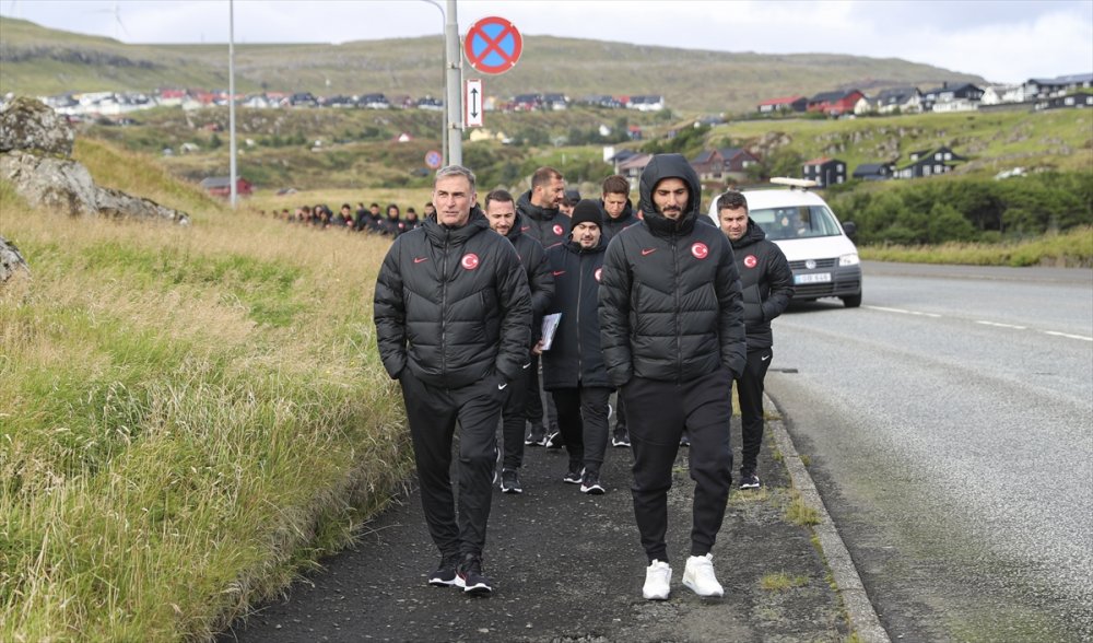 A Milli Futbol Takımı, Faroe Adaları'nda yarınki maç öncesi yürüyüş yaptı