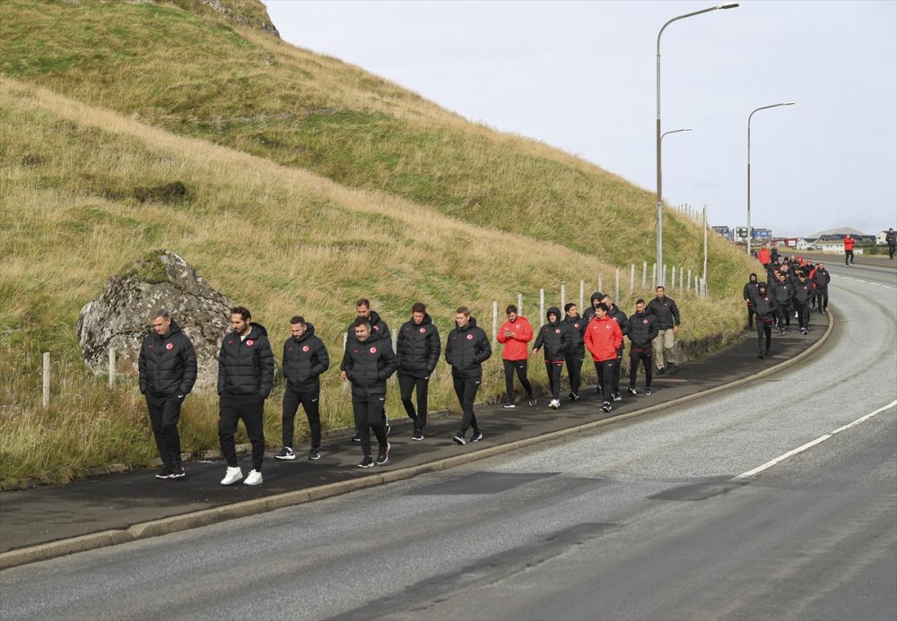 A Milli Futbol Takımı, Faroe Adaları'nda yarınki maç öncesi yürüyüş yaptı