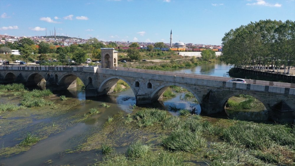 Edirne'de vatandaşlar çöple kaplanan derenin temizlenmesini istiyor