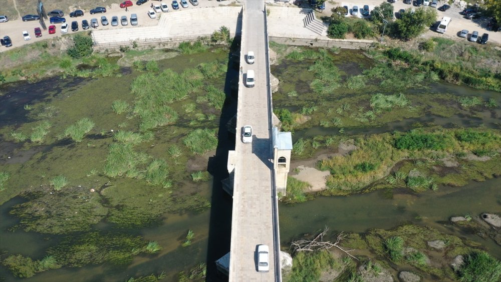 Edirne'de vatandaşlar çöple kaplanan derenin temizlenmesini istiyor