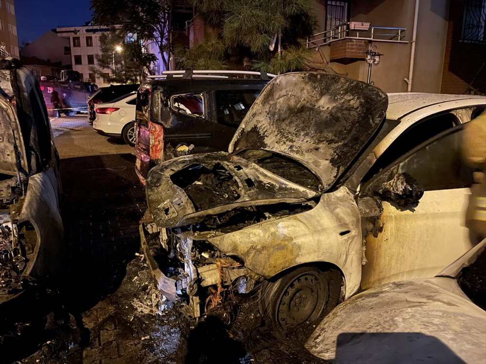 Ümraniye'de park halinde yanan araç, sokaktaki 3 aracın daha yanmasına neden oldu