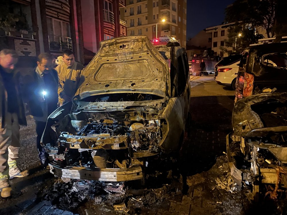 Ümraniye'de park halinde yanan araç, sokaktaki 3 aracın daha yanmasına neden oldu