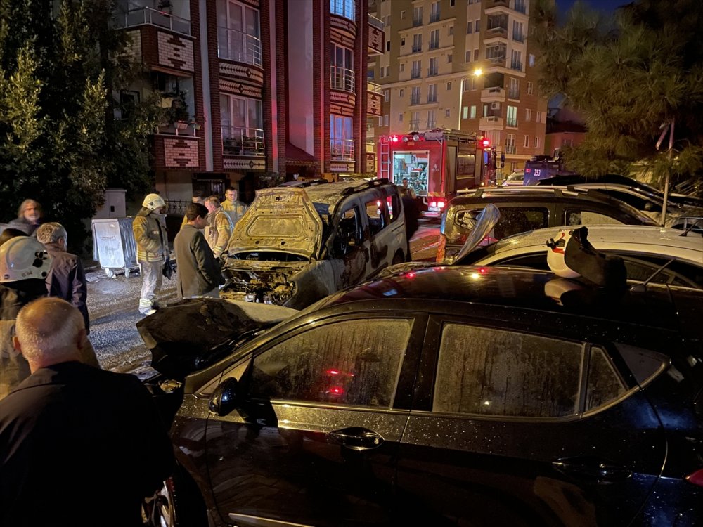 Ümraniye'de park halinde yanan araç, sokaktaki 3 aracın daha yanmasına neden oldu