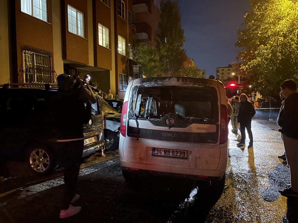 Ümraniye'de park halinde yanan araç, sokaktaki 3 aracın daha yanmasına neden oldu