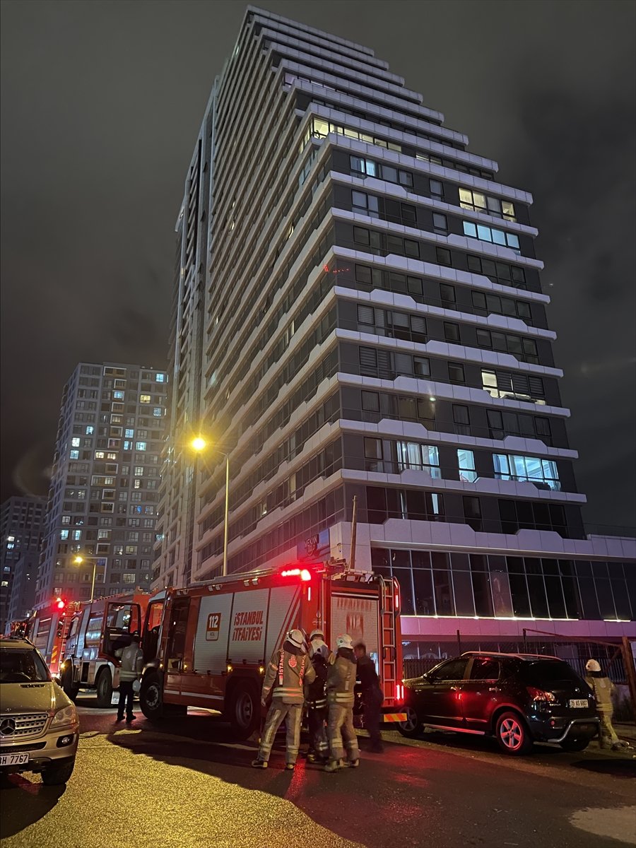 Kadıköy'de yangın çıkan 24 katlı bina tedbir amaçlı boşaltıldı
