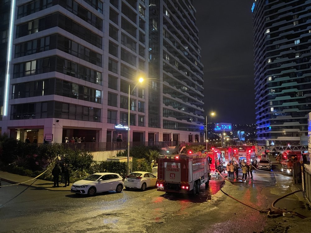 Kadıköy'de yangın çıkan 24 katlı bina tedbir amaçlı boşaltıldı