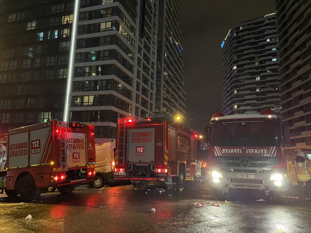 Kadıköy'de yangın çıkan 24 katlı bina tedbir amaçlı boşaltıldı