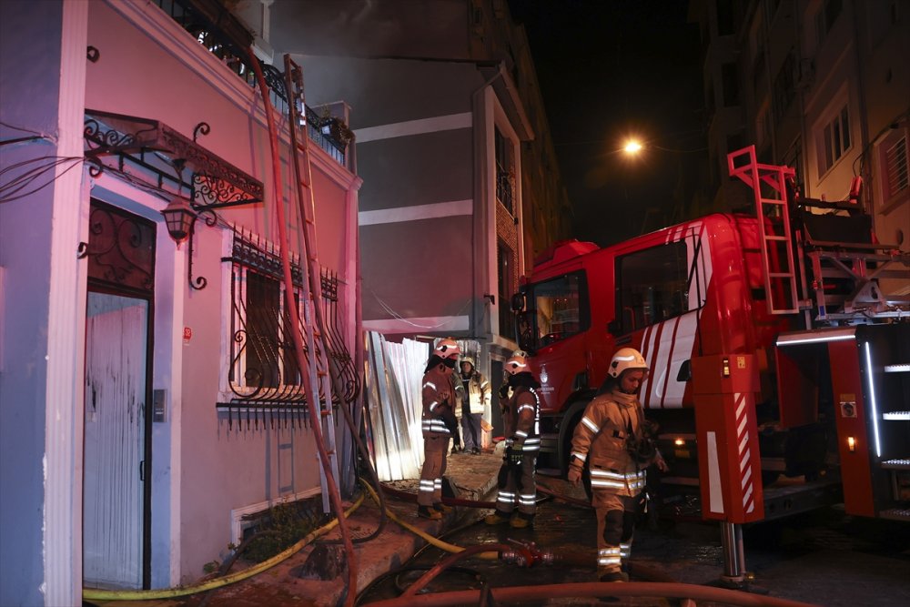 Beyoğlu’nda bir binada başlayan yangın 5 binaya sıçradı