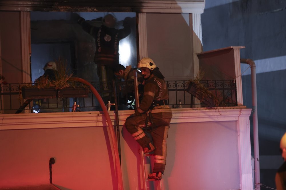 Beyoğlu’nda bir binada başlayan yangın 5 binaya sıçradı