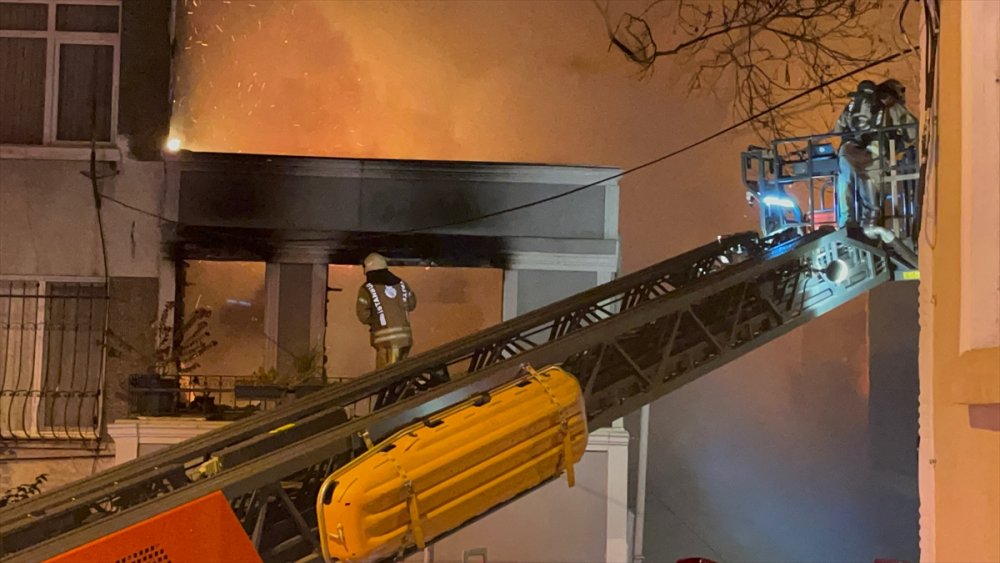 Beyoğlu’nda bir binada başlayan yangın 5 binaya sıçradı