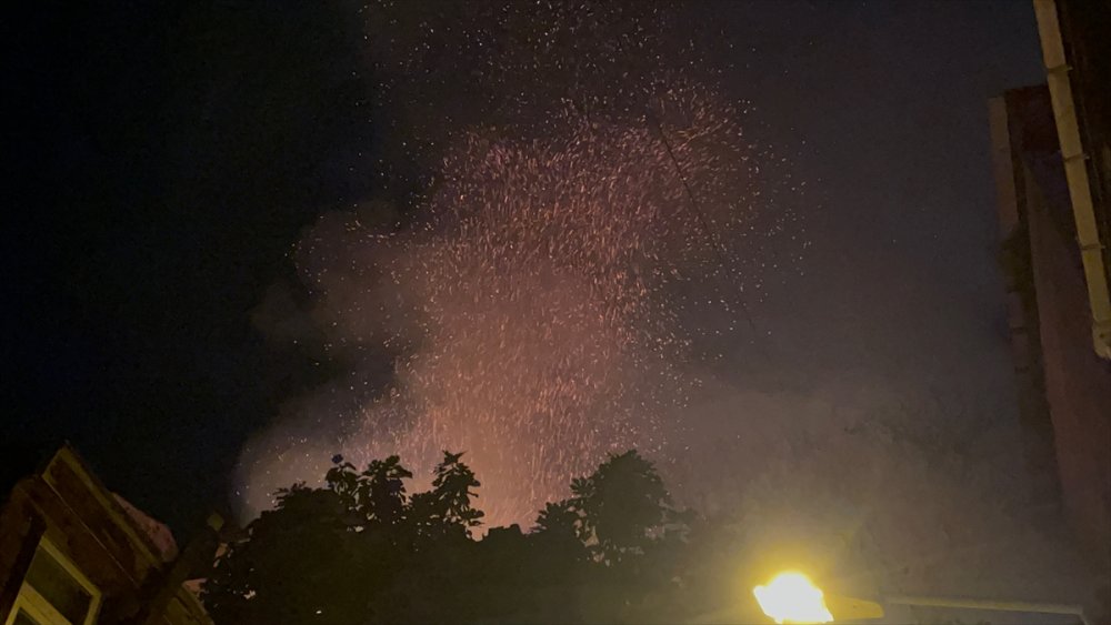 Beyoğlu’nda bir binada başlayan yangın 5 binaya sıçradı