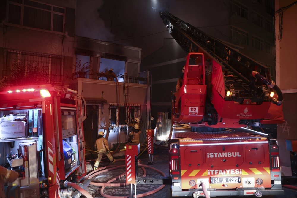 Beyoğlu’nda bir binada başlayan yangın 5 binaya sıçradı