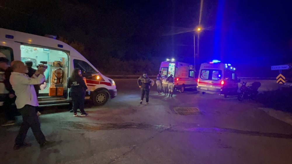 Kocaeli'de otomobille taksinin çarpıştığı kazada 5 kişi yaralandı