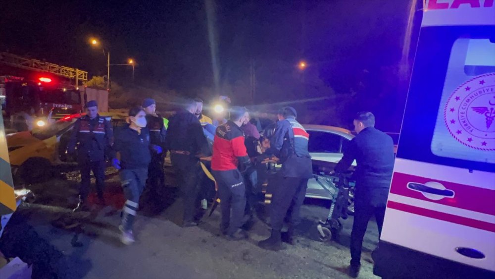 Kocaeli'de otomobille taksinin çarpıştığı kazada 5 kişi yaralandı