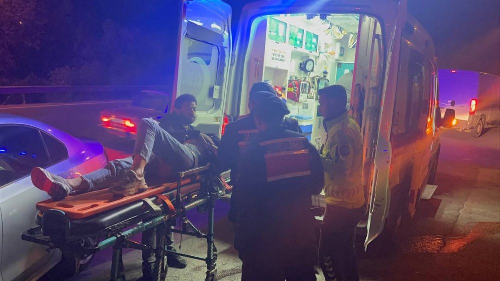 Kocaeli'de otomobille taksinin çarpıştığı kazada 5 kişi yaralandı