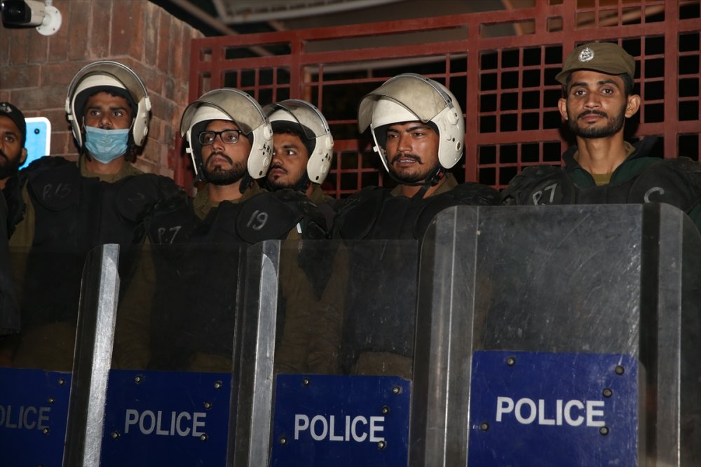 Pakistan’da İmran Han destekçilerinin hastane çevresinde bekleyişi sürüyor