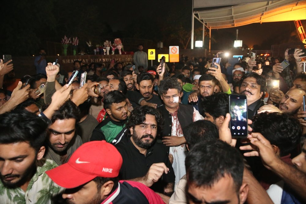 Pakistan’da İmran Han destekçilerinin hastane çevresinde bekleyişi sürüyor