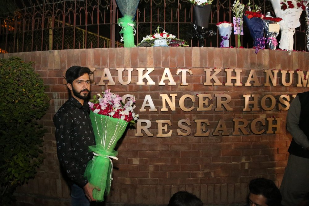 Pakistan’da İmran Han destekçilerinin hastane çevresinde bekleyişi sürüyor