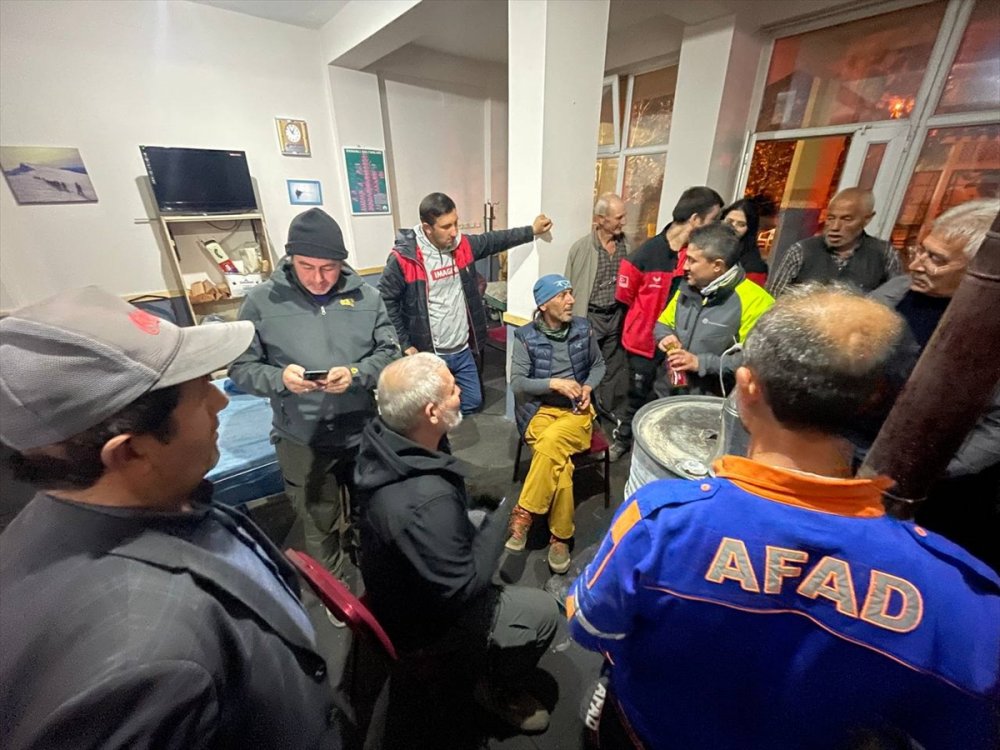 Uludağ'ın eteklerinde mahsur kalan 2 paraşütçü kurtarıldı