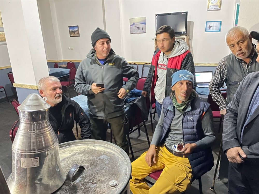 Uludağ'ın eteklerinde mahsur kalan 2 paraşütçü kurtarıldı