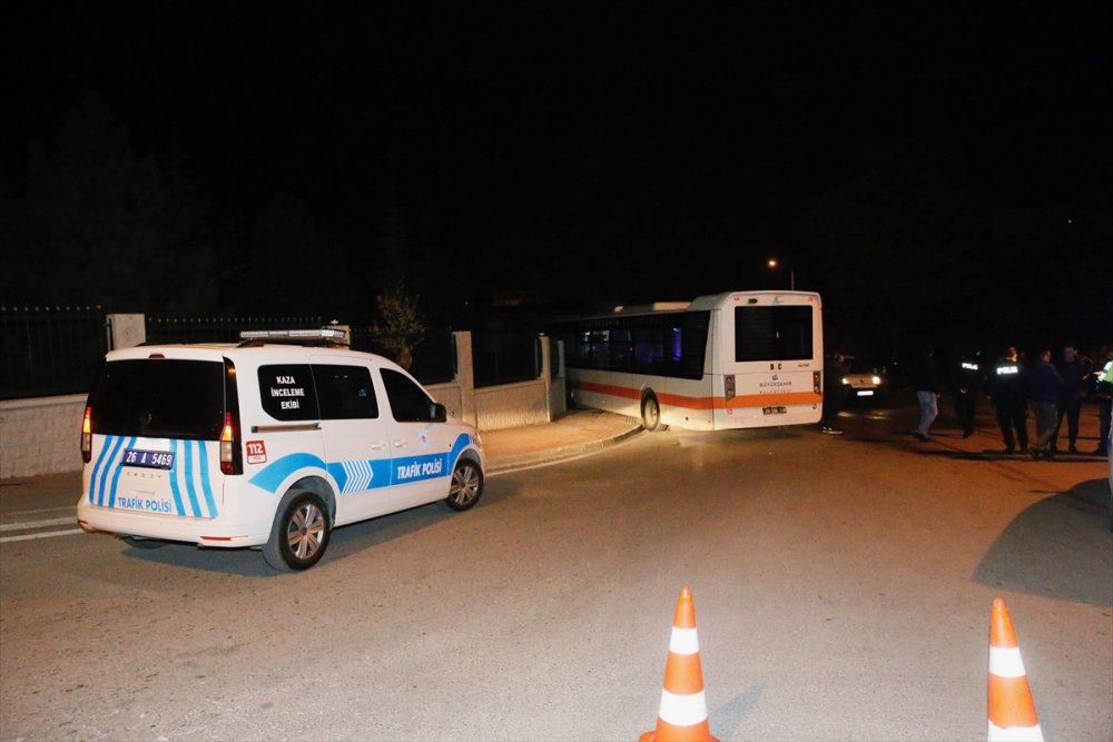 Eskişehir'de belediye otobüsü ile otomobil çarpıştı, sürücüler dahil 10 kişi yaralandı