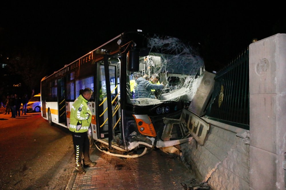 Eskişehir'de belediye otobüsü ile otomobil çarpıştı, sürücüler dahil 10 kişi yaralandı