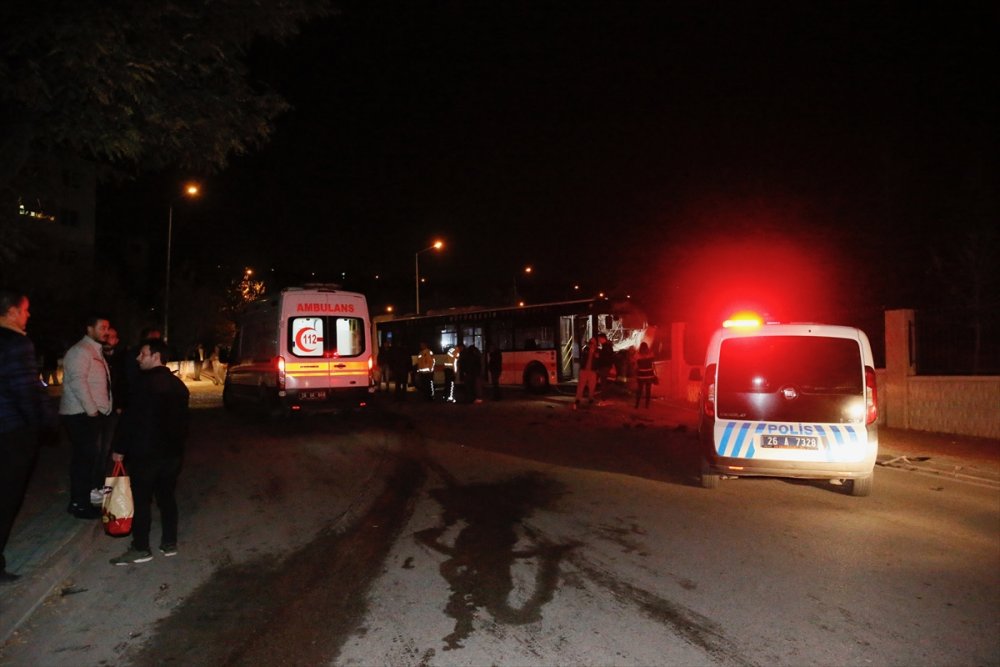 Eskişehir'de belediye otobüsü ile otomobil çarpıştı, sürücüler dahil 10 kişi yaralandı