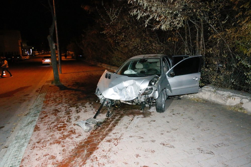 Eskişehir'de belediye otobüsü ile otomobil çarpıştı, sürücüler dahil 10 kişi yaralandı