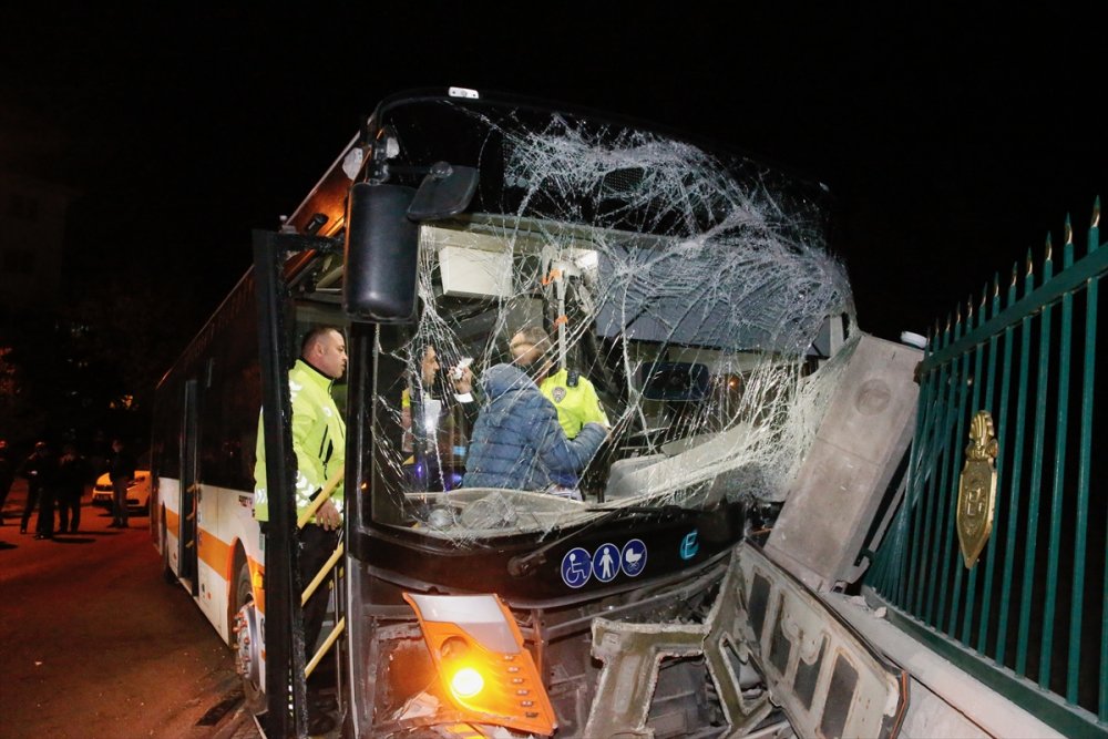 Eskişehir'de belediye otobüsü ile otomobil çarpıştı, sürücüler dahil 10 kişi yaralandı
