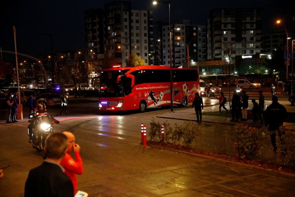 A Milli Futbol Takımı, Özel Maç için Diyarbakır'a geldi