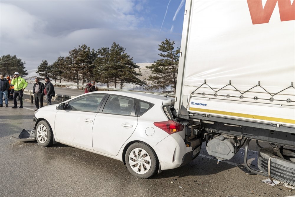 Erzurum'da otobüs, 3 tır ve otomobilin karıştığı kazada 5 kişi yaralandı